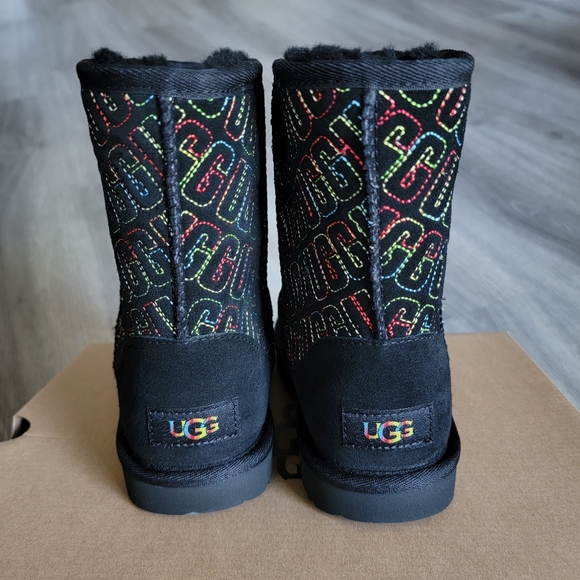 UGG Kids Classic II Graphic Stitch Short Boot - Picture 5 of 10